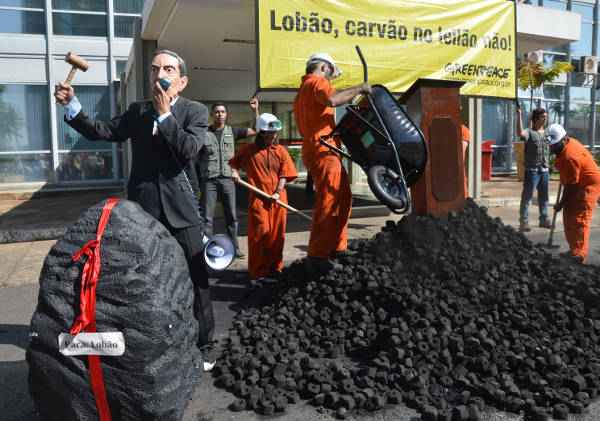 Em protesto contra o retorno das térmicas a carvão, ativistas do Greenpeace despejaram carvão em frente ao Ministério de Minas e Energia