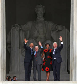 O presidente Barack Obama (E), com a esposa Michelle Obama (2-D) os ex-presidentes Jimmy Carter (2-E) e Bill Clinton durante a cerimônia