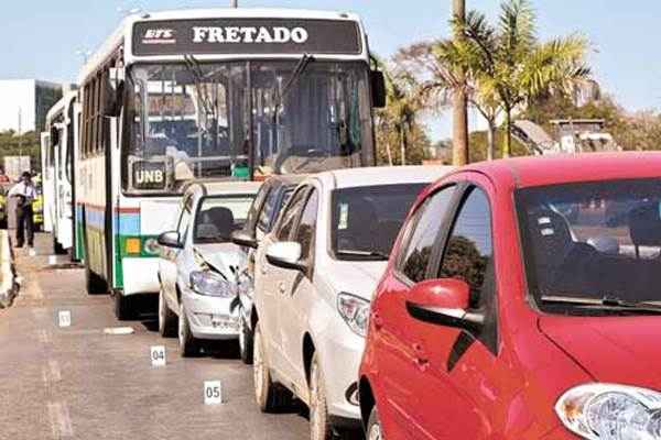 O engavetamento de quatro veículos na 601 Norte forçou a interdição de três faixas da L2 na manhã de ontem: 25 feridos e duas horas de retenção