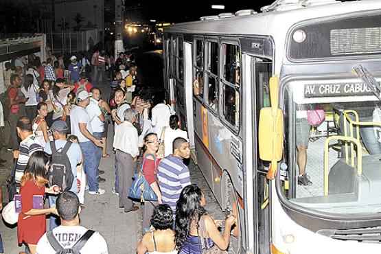 Passsageiros disputam ônibus lotados no Recife: corte de luz desligou semáforos e congestionou o trânsito