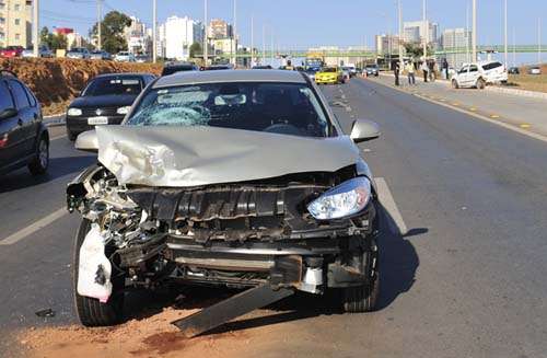 Carro descaracterizado da Polícia Civil que se envolveu em acidente da EPTG