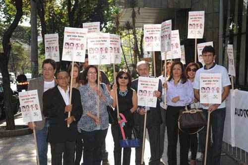 Manifestantes de entidades ligadas à auditoria fiscal e trabalhista protestaram na porta da Justiça Federal, onde acontece o julgamento da Chacina de Unaí