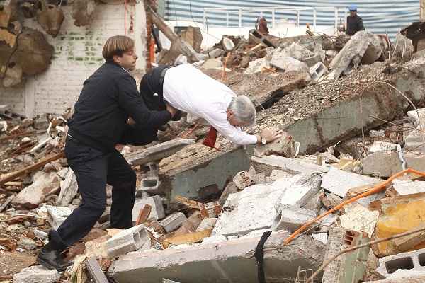 Sebastián Piñera visitava os escombros de habitações que foram demolidas