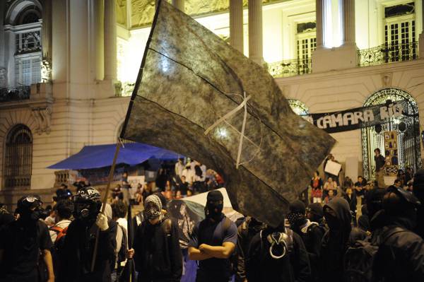 Manifestantes Black Block se concentram para manifestação na Cinelândia, em frente à Câmara dos Vereadores, no centro