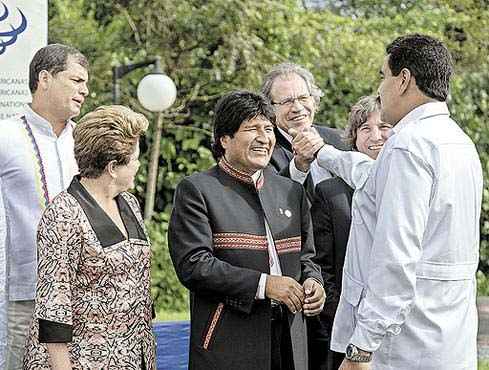 Rafael Correa (E), Dilma e Evo Morales (C) recebem Nicolas Maduro (D) para foto oficial da cúpula da Unasul