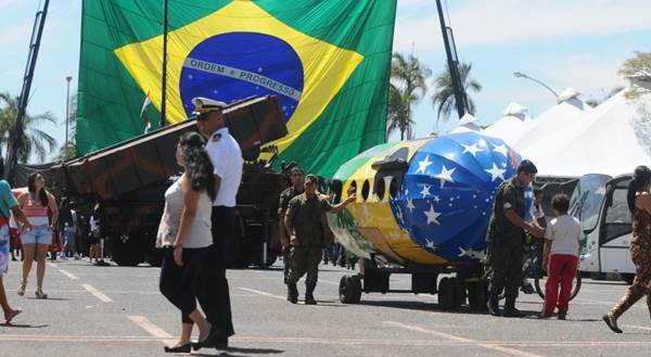 Evento segue até este domingo, quando haverá a cerimônia da troca da bandeira nacional, na Praça dos três Poderes