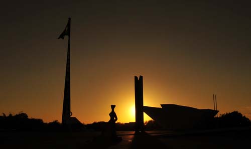 Praça dos Três Poderes: Supremo Tribunal Federal amanhece sob sol forte