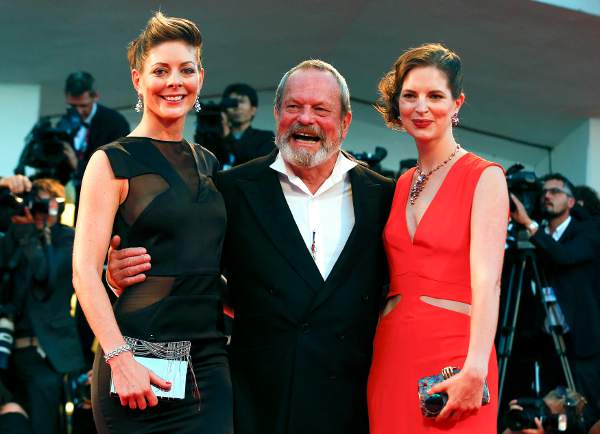 Terry Gilliam posa e suas filhas, Amy e Terry, durante o tapete vermelho para seu filme no Festival de Cinema de Veneza