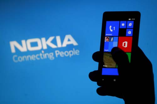 Pessoa segura um Nokia Lumia: venda vai reforçar claramente a posição financeira do grupo