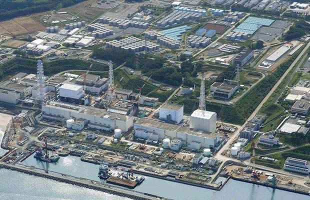 Imagem da central nuclear de Fukushima: investimento será para construir  barreira para bloquear a água subterrânea contaminada