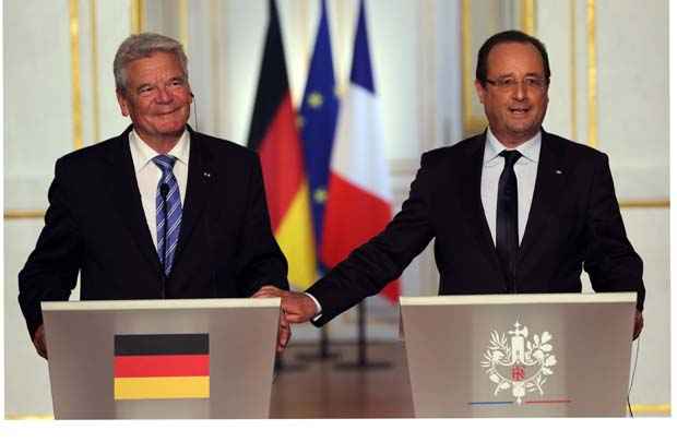 François Hollande e o presidente alemão Joachim Gauck participam de uma entrevista coletiva no Palácio do Eliseu, em Paris