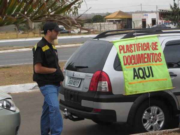 A operação aprendeu uma máquina de plastificação em frente a uma zona eleitoral