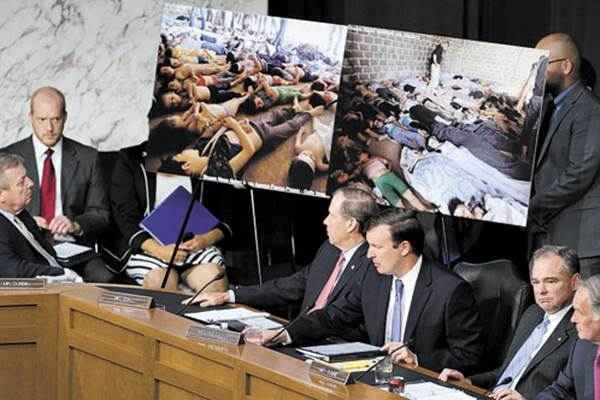 Senadores americanos observam fotografias de vítimas do ataque químico de 21 de agosto, durante audiência com secretários Kerry e Hagel