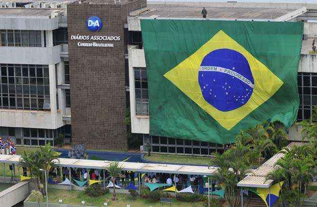 Exército Brasileiro estende bandeira do Brasil no prédio do Correio em comemoração ao dia da Independência do Brasil