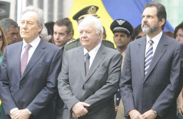 Ministro do STF, Ricardo Lewandowski, presidente do Diários Associados, Álvaro Teixeira, e o governador do DF, Agnelo Queiroz,  assistem o hasteamento das bandeiras durante evento realizado no Correio, em comemoração ao 7 de Setembro