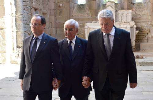 Presidente francês François Hollande (E), o presidente alemão Joachim Gauck (D) caminham com Robert Hebras, sobrevivente de massacre na igreja da aldeia mártir francesa de Oradour-sur-Glane, perto de Limoges