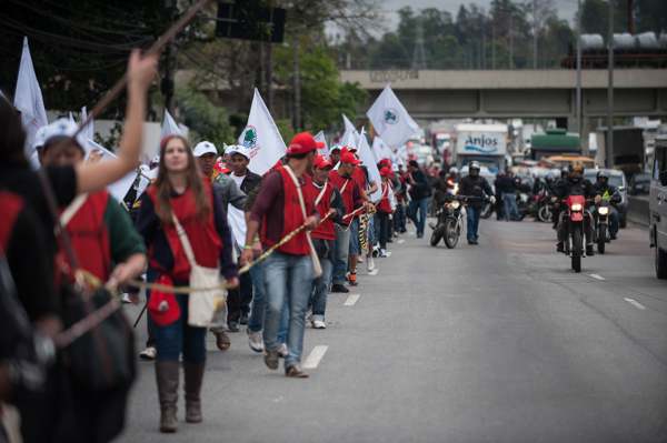 Integrantes do Movimento dos Atingidos por Barragens em passeata na Marginal Tietê