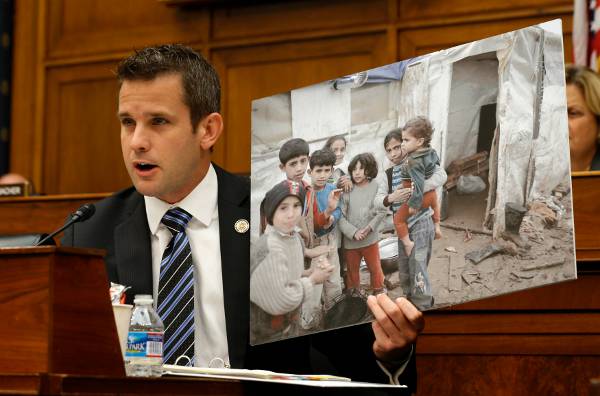 Adam Kinzinger mostra imagem de crianças sírias para o secretário de Estado John Kerry