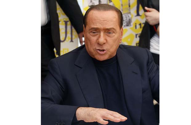 Silvio Berlusconi fala com repórteres no centro de Roma