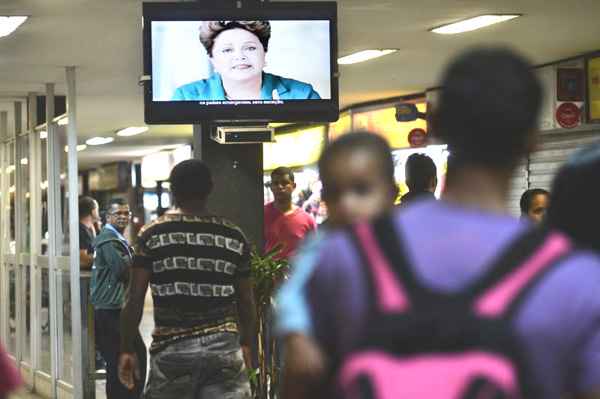 Na Rodoviária do Plano Piloto, a população parou para ver o pronunciamento de Dilma: presidente deu destaque ao Programa Mais Médicos, uma vitrine eleitoral