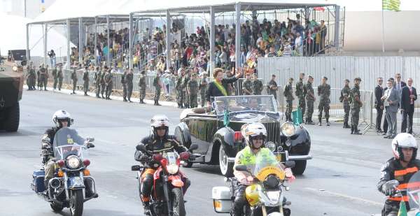 Máscaras e bandeiras com mastro foram barradas. Mais curta, apresentação começou antes de a presidente Dilma Rousseff chegar