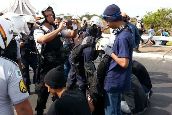 Máscaras e bandeiras com mastro foram barradas. Mais curta, apresentação começou antes de a presidente Dilma Rousseff chegar