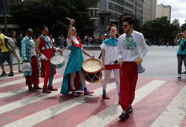 Grupo faz protesto irreverente