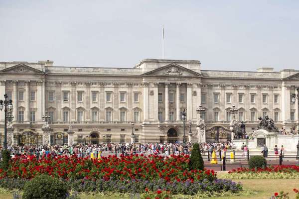 Residência da rainha Elizabeth II,  palácio de Buckingham guarda relíquias da monarquia