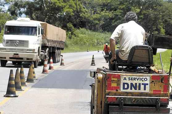 Trecho da BR-050 sendo recapeado: facilidades para garantir a disputa