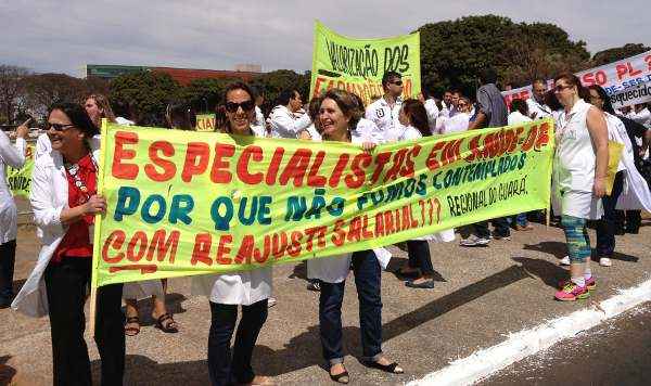 Profissionais da saúde em protesto em frente ao Palácio do Buriti