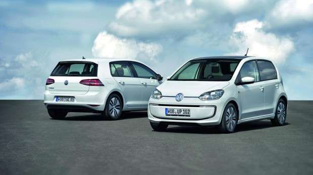 VW up! (na frente) e Golf (atrás)