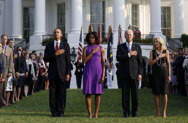 O presidente dos EUA, Barack Obama, a primeira-dama Michelle Obama, o vice-presidente Joe Biden prestam homenagem em silêncio no 12 º aniversário dos ataques de 11 de setembro de 2001