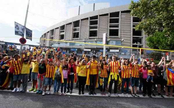 Separatistas catalães formar uma corrente humana em frente ao estádio Camp Nou para marcar o 