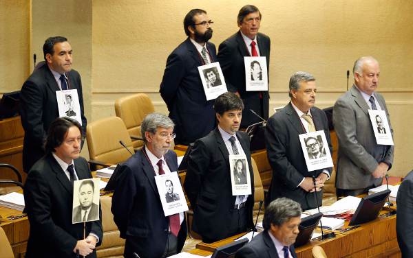 Parlamentares do Partido Socialista e Comunista também usaram imagens de vítimas de abusos dos direitos humanos