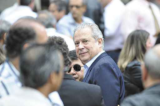 Dirceu aguarda a definição dos embargos infringentes: condenado a mais de 10 anos, o ex-ministro vislumbra até mesmo a possibilidade de absolvição