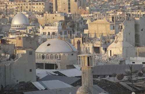 Edifícios e mesquitas danificados em Homs