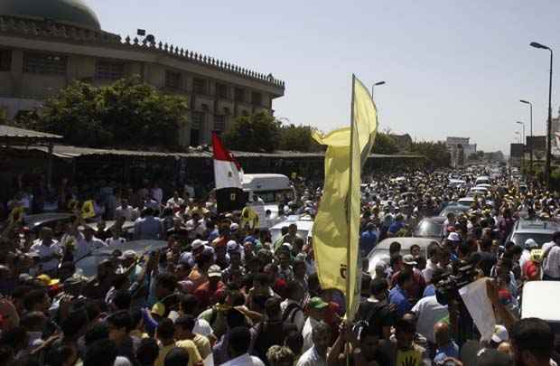 Membros da Irmandade Muçulmana e simpatizantes do deposto presidente egípcio, Mohamed Morsi participam de manifestação em frente da mesquita Al-Salam, no Cairo