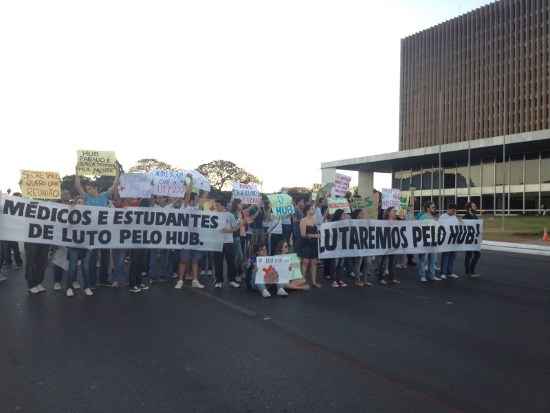 Aproximadamente 113 estudantes estão presentes na manifestação desde às 17h30