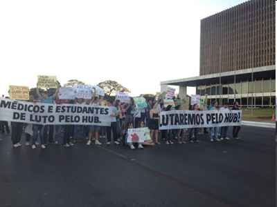Aproximadamente 113 estudantes estão na manifestação desde as 17h30