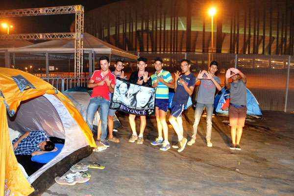 Dez fãs da cantora Beyoncé acampam em frente ao Estádio Nacional de Brasília Mané Garrincha a três dias do show na capital federal, na terça-feira (17/9)