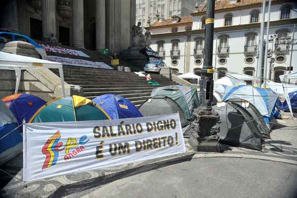 Além do reajuste salarial de 28%, os professores querem ter matrícula em apenas uma escola, para que não precisem dar aulas em colégios diferentes