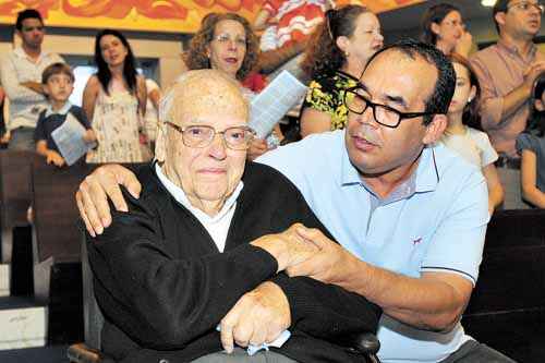 Dindo, como é carinhosamente chamado pelos  familiares, escolheu o amigo e vizinho Jorge para ser o seu padrinho: espera de uma vida