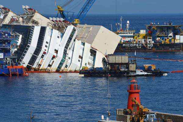 Ao término de sete horas, o enorme navio de 17 andares de altura foi endireitado em alguns graus