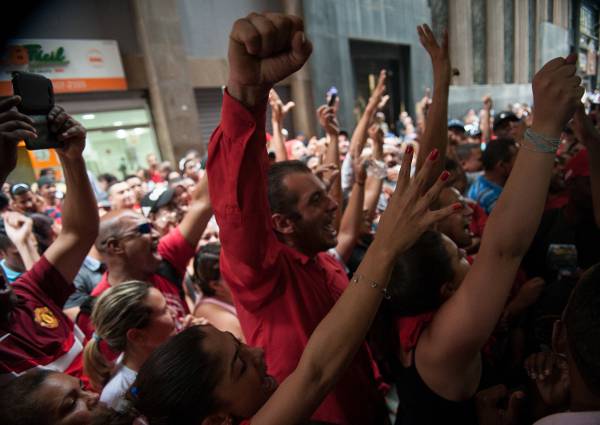 Moradores que ocupam a área conhecida como Faixa de Gaza, na zona sul, protestam em frente ao prédio da Secretaria Municipal de Habitação