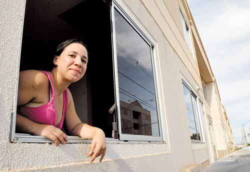 Andréa Lima, moradora do Jardins Mangueiral, é espelho dos problemas enfrentados pelos outros moradores do local: 