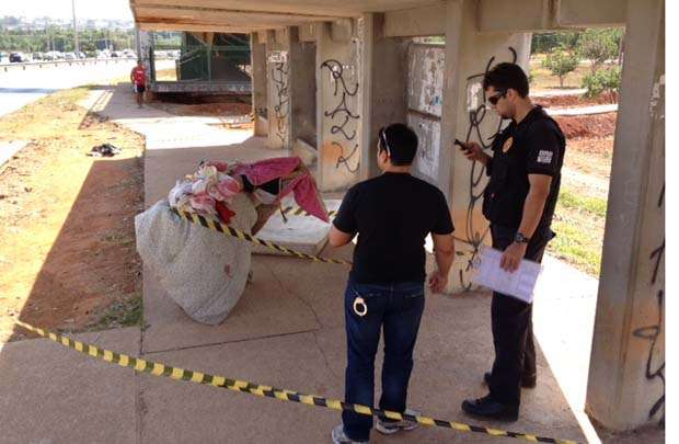 Policiais civis realizam perícia em local que o corpo foi encontrado