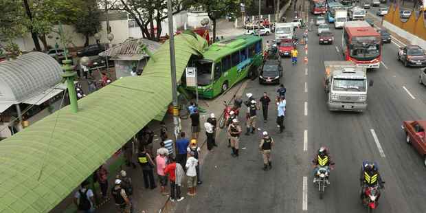 Coletivo da linha Betim-BH derrubou estrutura de embarque na Avenida Cardeal Eugênio Pacelli, prensando pedestres contra as ferragens. Passageiro atingido por teto morreu na hora