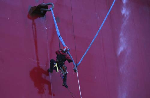 Ativista do Greenpeace Internacional tenta escalar plataforma de óleo da Gazprom  durante um protesto no mar Pechora