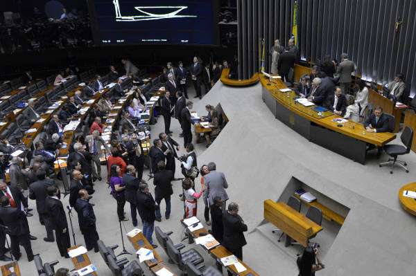 Comissão Geral debate projeto de lei que regulamenta o trabalho terceirizado no Brasil