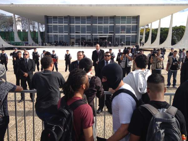 Manifestantes invadiram o cercado em frente ao STF